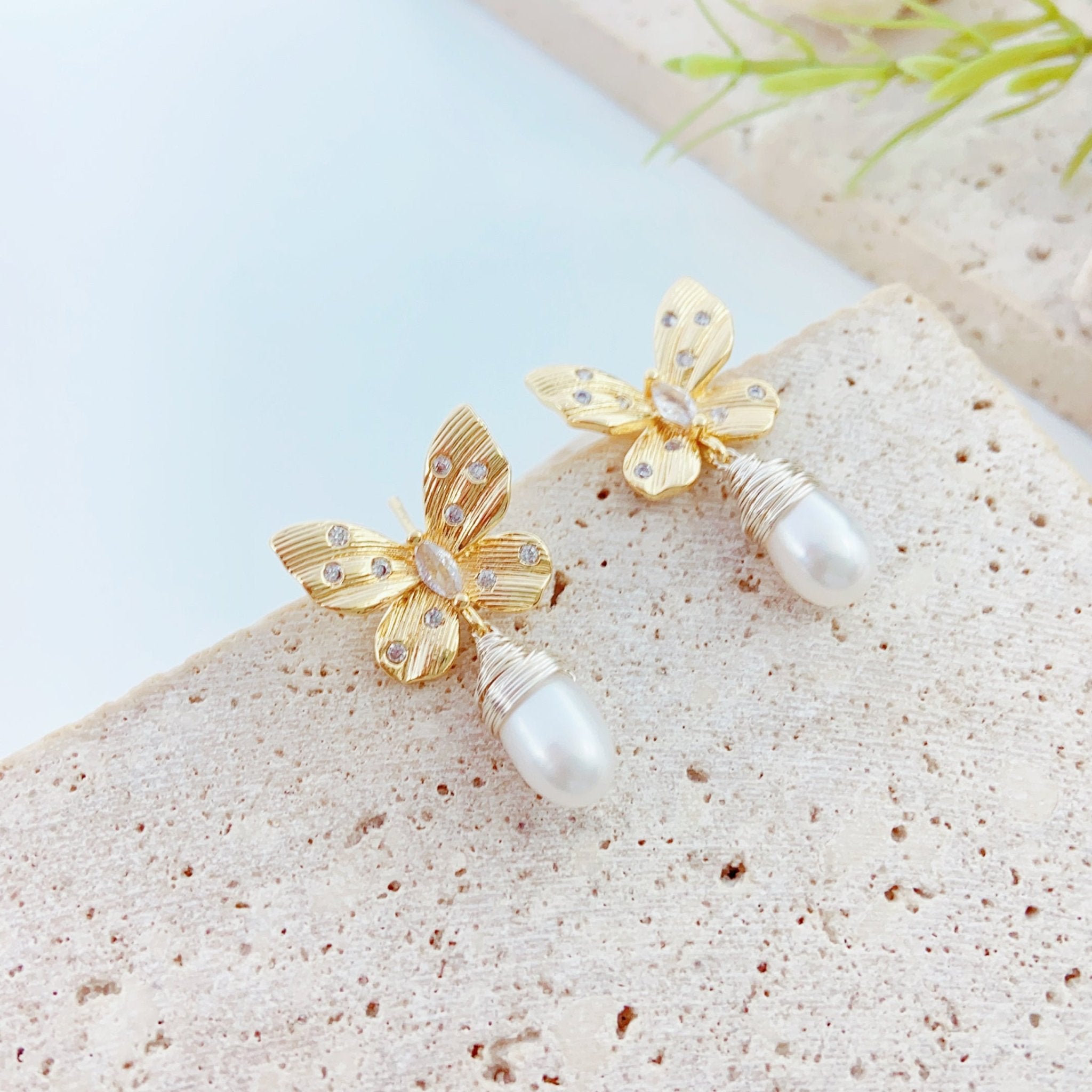 Golden Feather Dreamweave Pearl Stud - NaNaMaLa Boutique