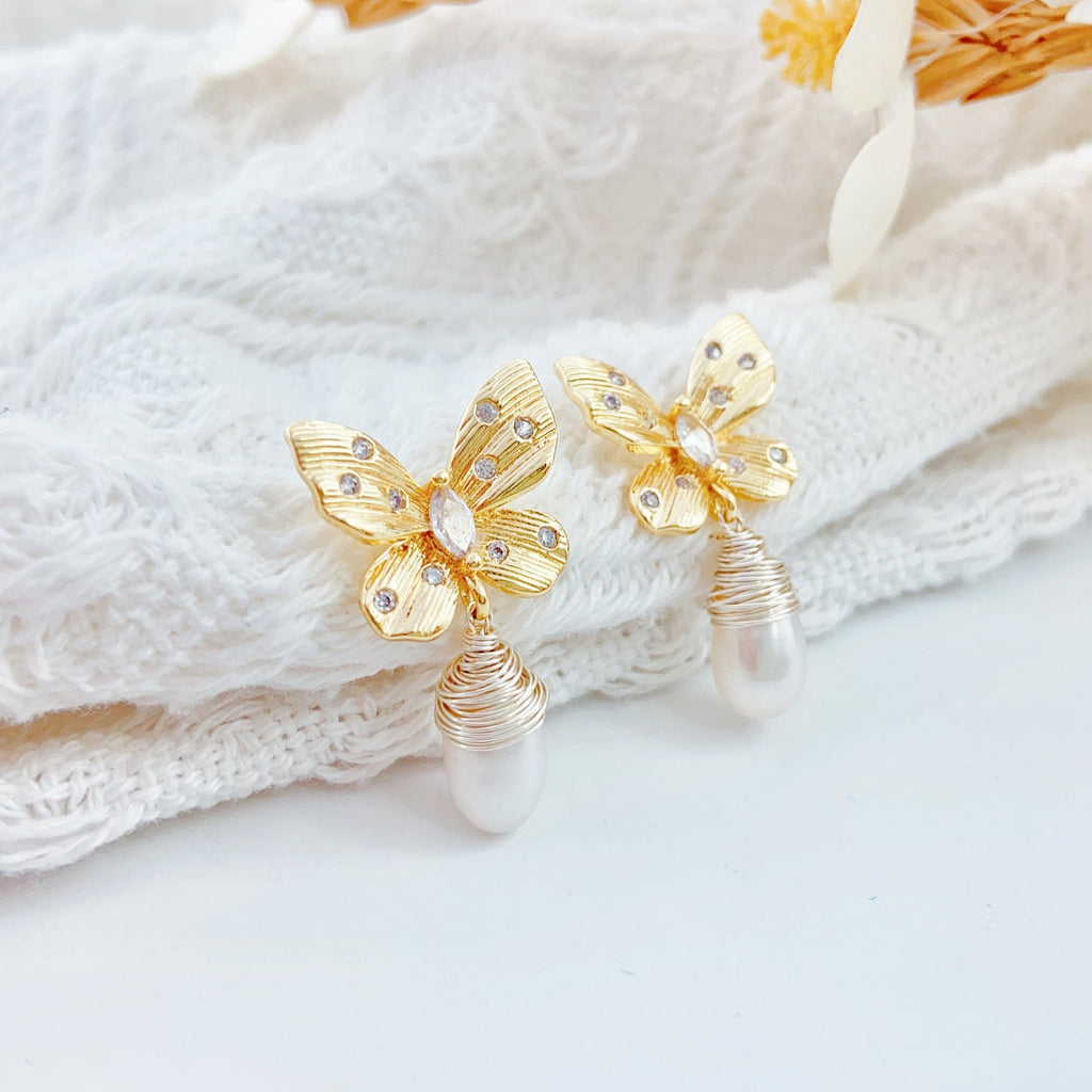 Golden Feather Dreamweave Pearl Stud - NaNaMaLa Boutique