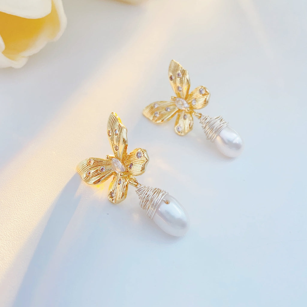 Golden Feather Dreamweave Pearl Stud - NaNaMaLa Boutique
