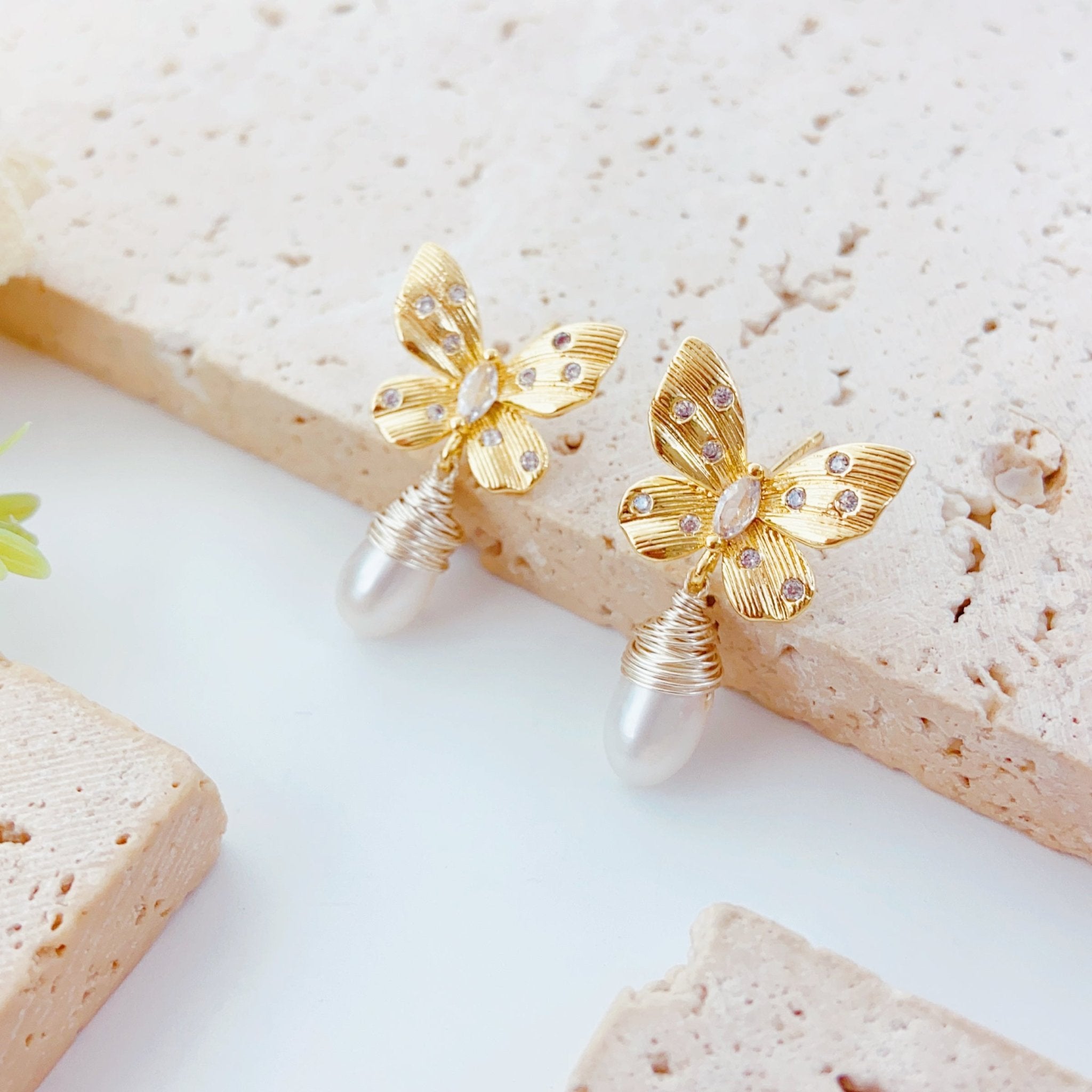 Golden Feather Dreamweave Pearl Stud - NaNaMaLa Boutique