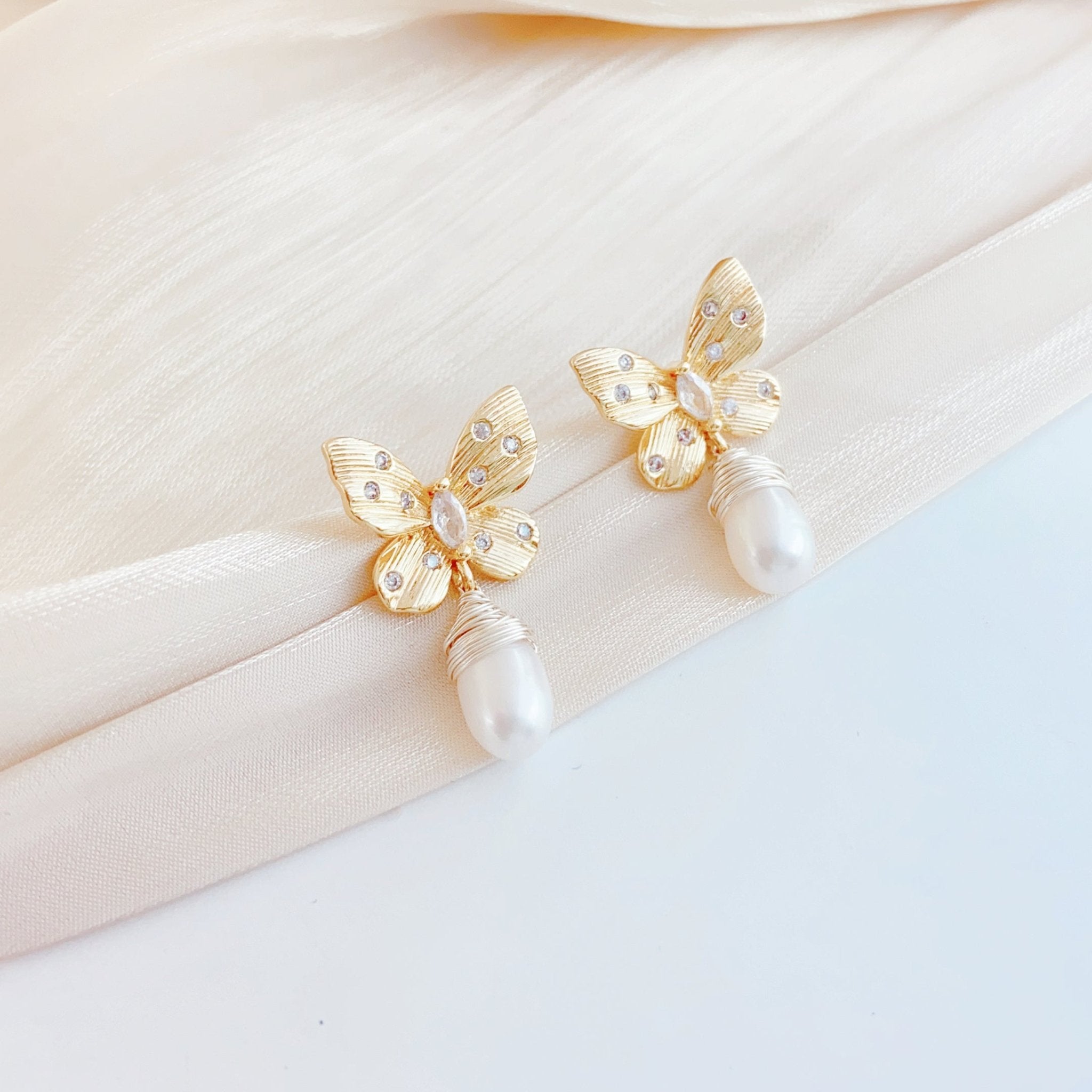 Golden Feather Dreamweave Pearl Stud - NaNaMaLa Boutique