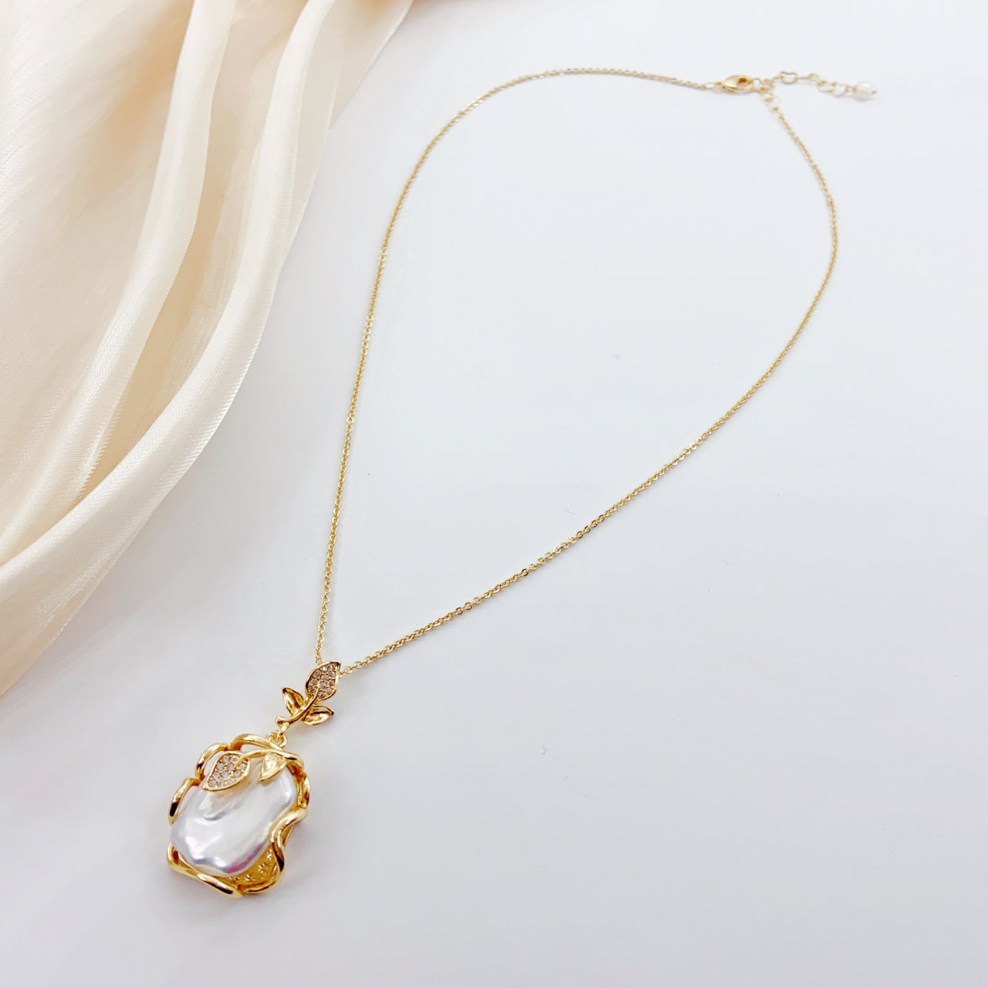 Petite Leaf Baroque Pearl Necklace - NaNaMaLa Boutique